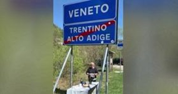 Urodzinowe przyjęcie przy stole ustawionym na granicy dwóch regionów Włoch - tak świętował mieszkaniec Trydentu ze swoją matką z Wenecji Euganejskiej. Spotkali się po dwóch miesiącach kwarantanny.
