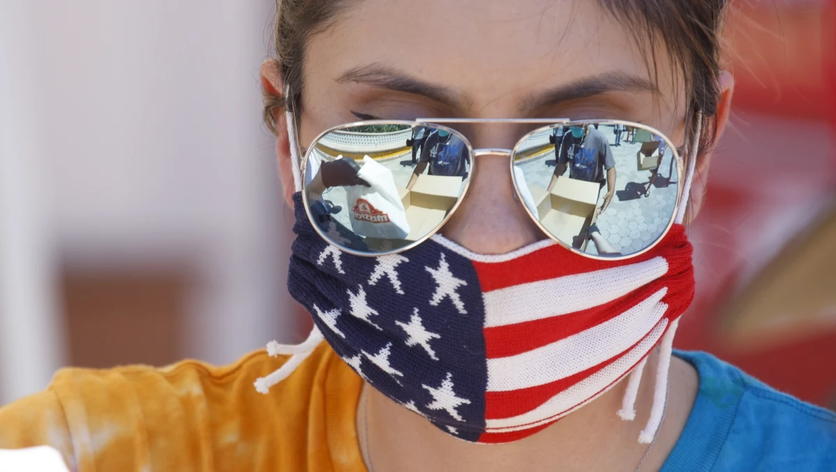 Ponad 71 tys. osób zakażonych koronawirusem zmarło w USA od początku epidemii; w ciągu ostatnich 24 godzin liczba ta zwiększyła się o 2333 - wynika z bilansu Uniwersytetu Johnsa Hopkinsa w Baltimore.