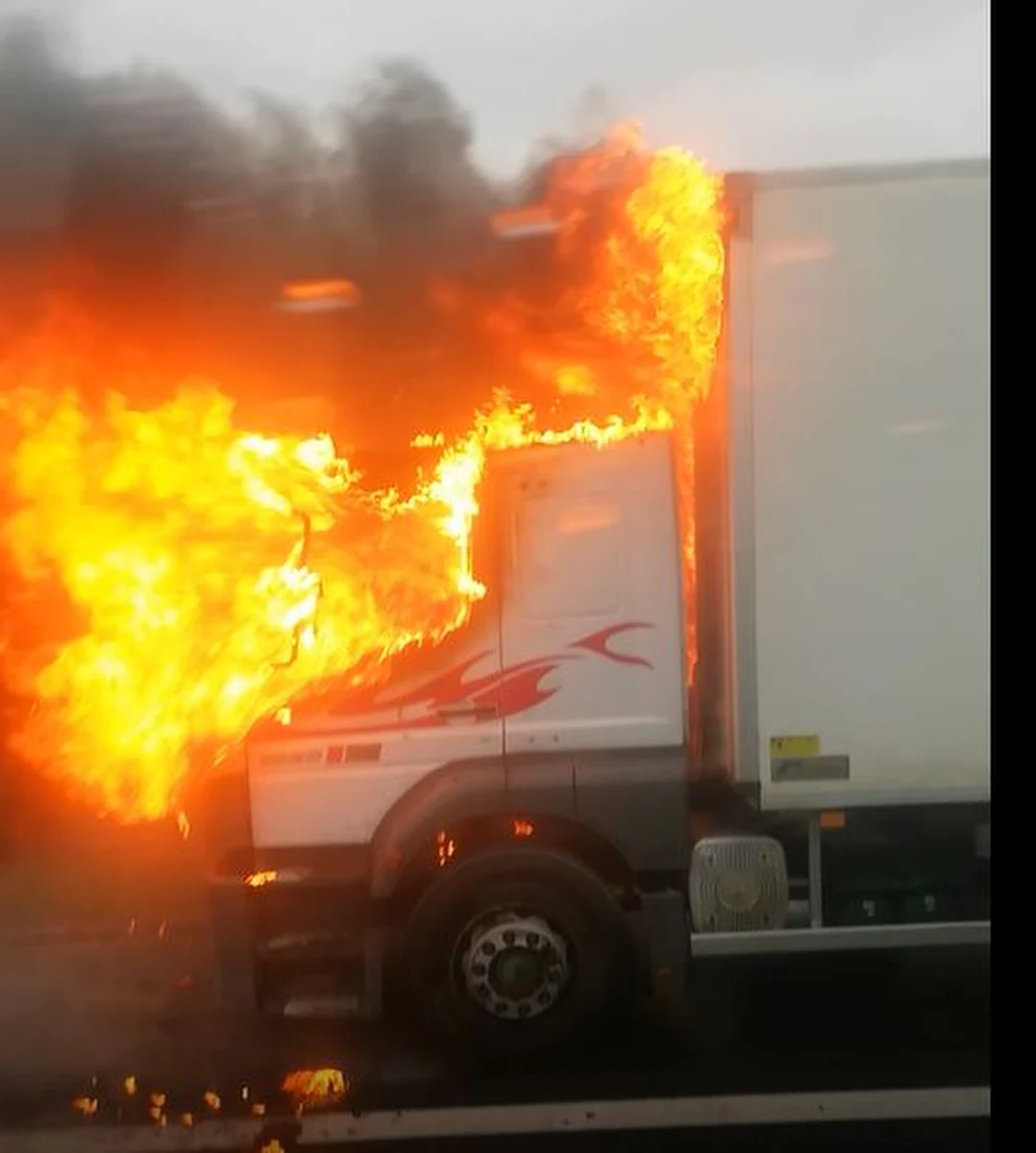 Kilkukilometrowy korek utworzył się rano na małopolskim odcinku autostrady A4. Między węzłami Kraków Bieżanów i Targowisko na jezdni w stronę Tarnowa zapaliła się ciężarówka.