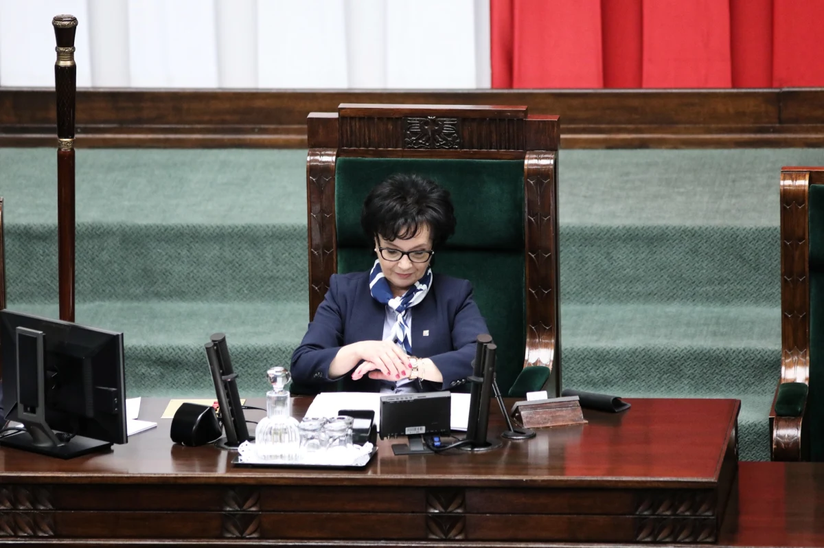 Marszałek Sejmu Elżbieta Witek skierowała do Trybunału Konstytucyjnego wniosek z pytaniem, czy przesunięcie terminu wyborów prezydenckich będzie zgodne z konstytucją. Pismo zostało wysłane rano. Potwierdził to dyrektor Centrum Informacyjnego Sejmu Andrzej Grzegrzółka. 