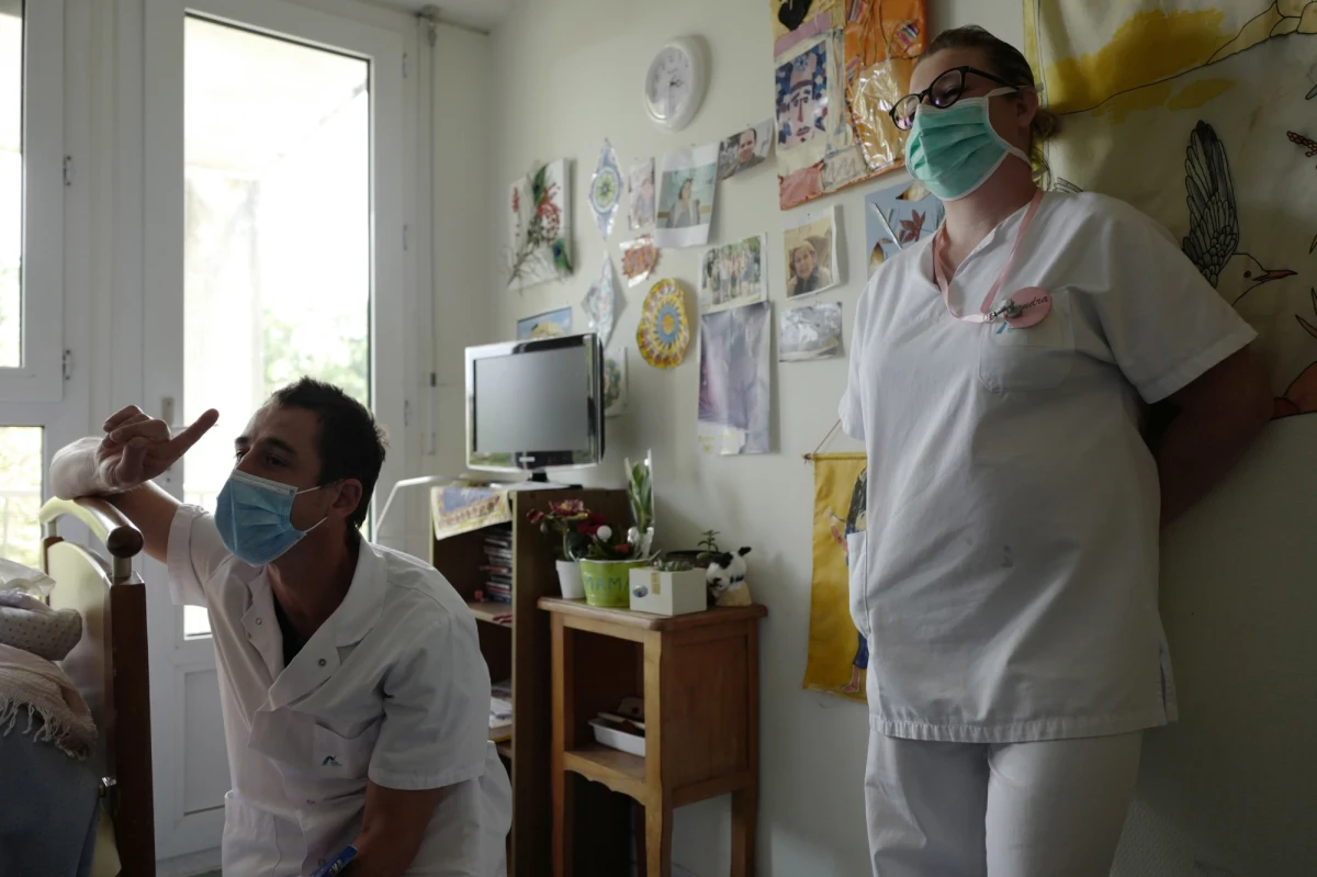 Uchylenie tajemnicy lekarskiej na czas pandemii koronawirusa, utworzenie organu nadzorczego oraz zagwarantowanie pacjentom prawa do sprzeciwu w niektórych sytuacjach. Takie są główne założenia ustawy dotyczącej "śledzenia" chorych na Covid-19, którą przegłosował Senat Francji.