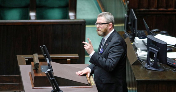 Skandaliczna wypowiedź posła Konfederacji Grzegorza Brauna podczas posiedzenia Sejmu. Padły tuż po jego apelu o "wypuszczenie narodu z kwarantanny". 