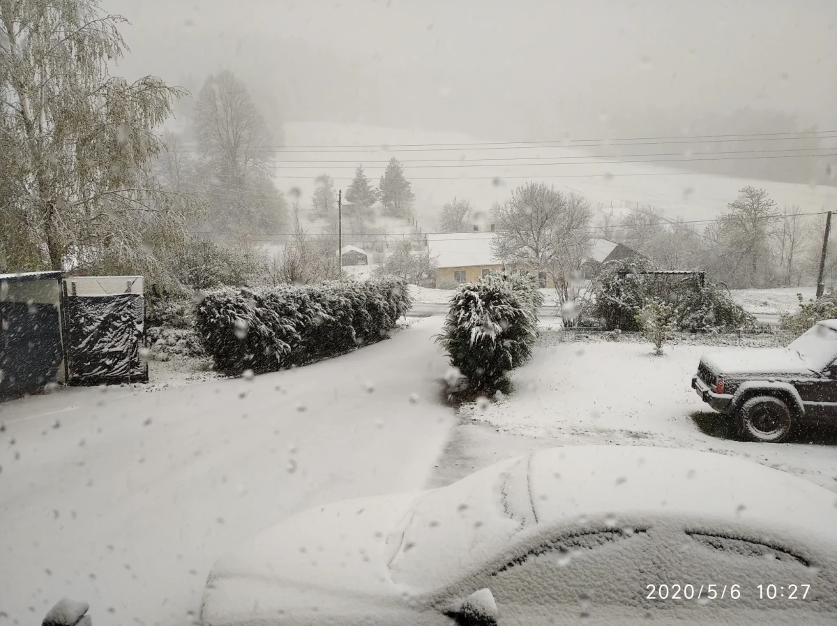W kalendarzu 6 maja, a w niektórych rejonach o poranku było... biało. Pogoda spłatała nam dzisiaj figla. Jak zapowiadają synoptycy, chłodno będzie jeszcze przez najbliższe dni. Ciepły weekend będzie stanowił przyjemną odmianę. 