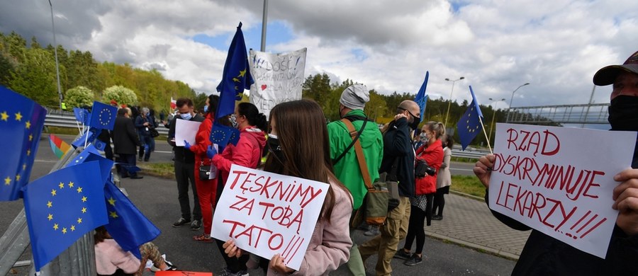 Straż Graniczna - po interwencji reportera RMF FM - obiecuje poprawę sytuacji kierowców busów na przejściach granicznych. Cały czas dzwonicie do nas z informacjami, że na niektórych przejściach przewoźnicy są kierowani - wbrew przepisom - na kwarantannę.