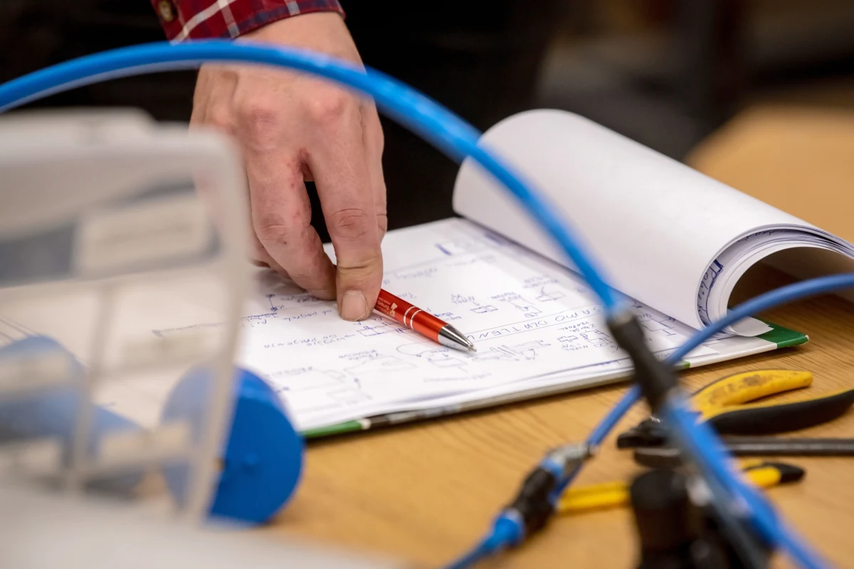 Państwowa Inspekcja Pracy przygotowała zalecenia w sprawie bezpiecznego powrotu do pracy. Przypomina m.in. o konieczności podjęcia środków bezpieczeństwa w związku z zagrożeniem koronawirusem, a także o przestrzeganiu przepisów dotyczących czasu pracy.