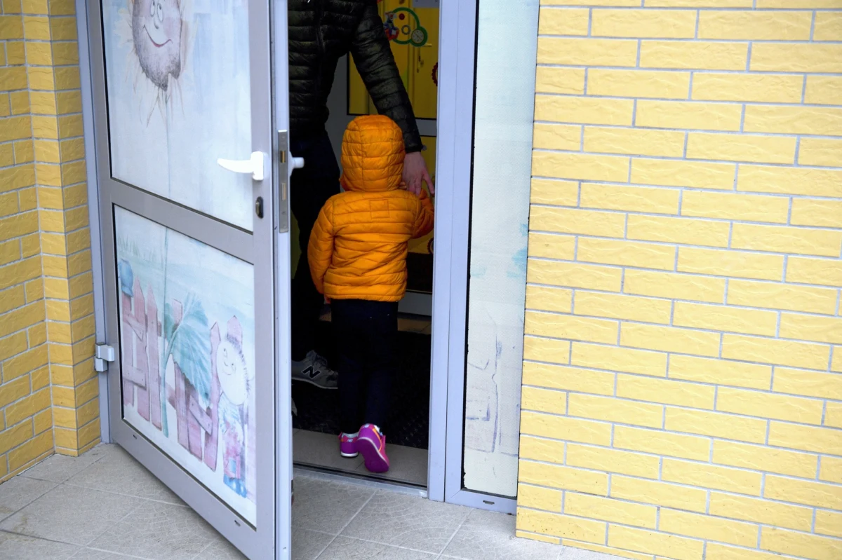 W pierwszym dniu uruchomienia opieki w przedszkolach i oddziałach przedszkolnych otwarto ponad 1 tys. 600 placówek, przeważnie w małych miejscowościach. Opiekę znalazło w nich prawie 11 tys. dzieci - poinformował w środę resort edukacji.