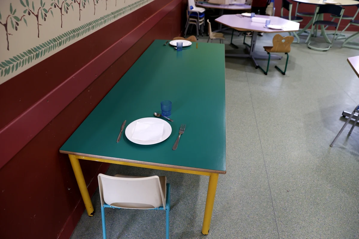 Po ponad siedmiu tygodniach kwarantanny 57 proc. Francuzów przybrało na wadze ponad 2 kg - wynika z opublikowanego w środę sondażu Ifop. Badani przyznali, że zagryzają stres, mniej się ruszają i piją aperitify z przyjaciółmi przy komunikatorach społecznościowych.