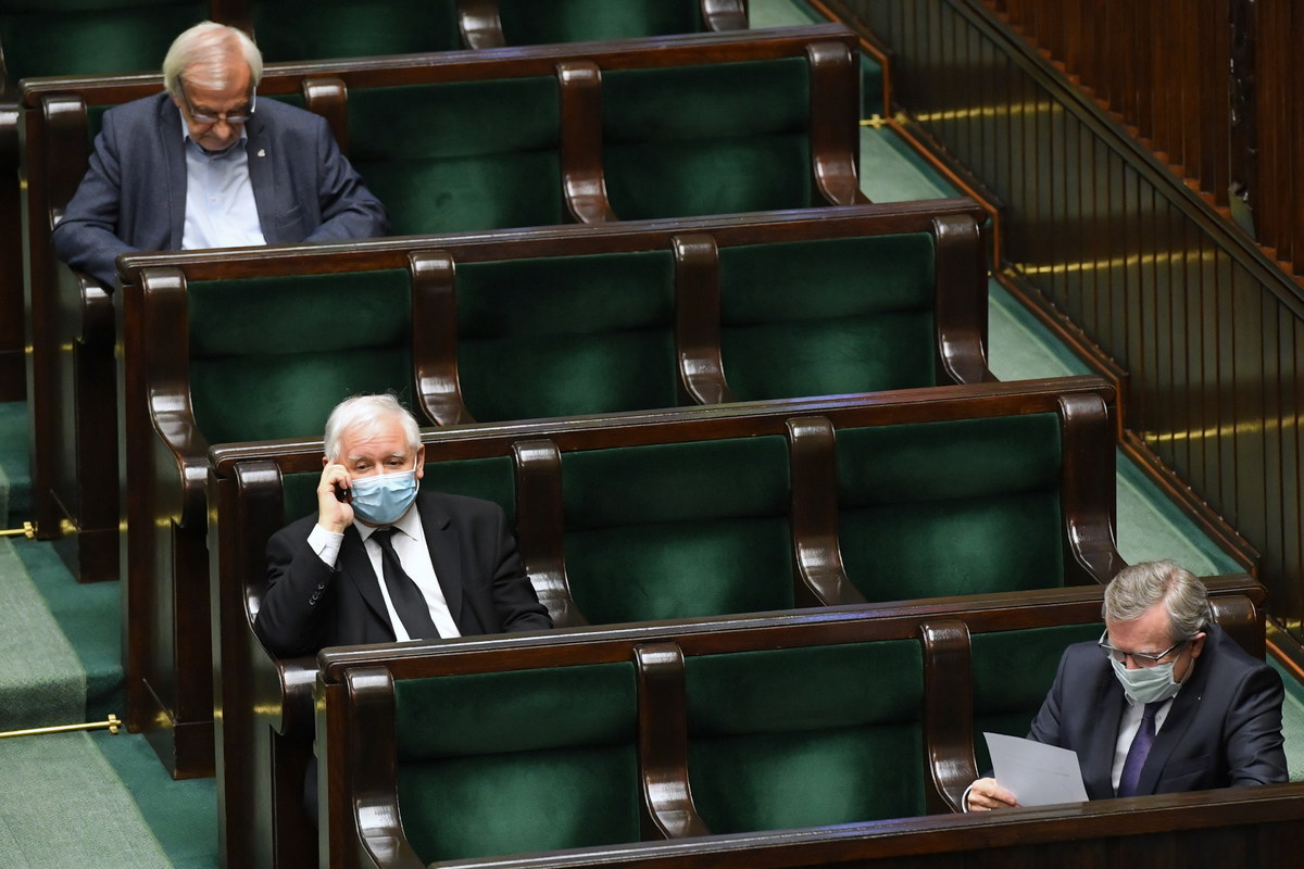 Wiadomość dnia; Zjednoczona Prawica udowodniła, że potrafi osiągnąć porozumienie w sprawach najważniejszych dla Polski i pozostaje jednością - podkreślają  zgodnie politycy PiS i Porozumienia komentując wspólnej oświadczenie  Jarosława Kaczyńskiego i Jarosława Gowina ws. wyborów. 
