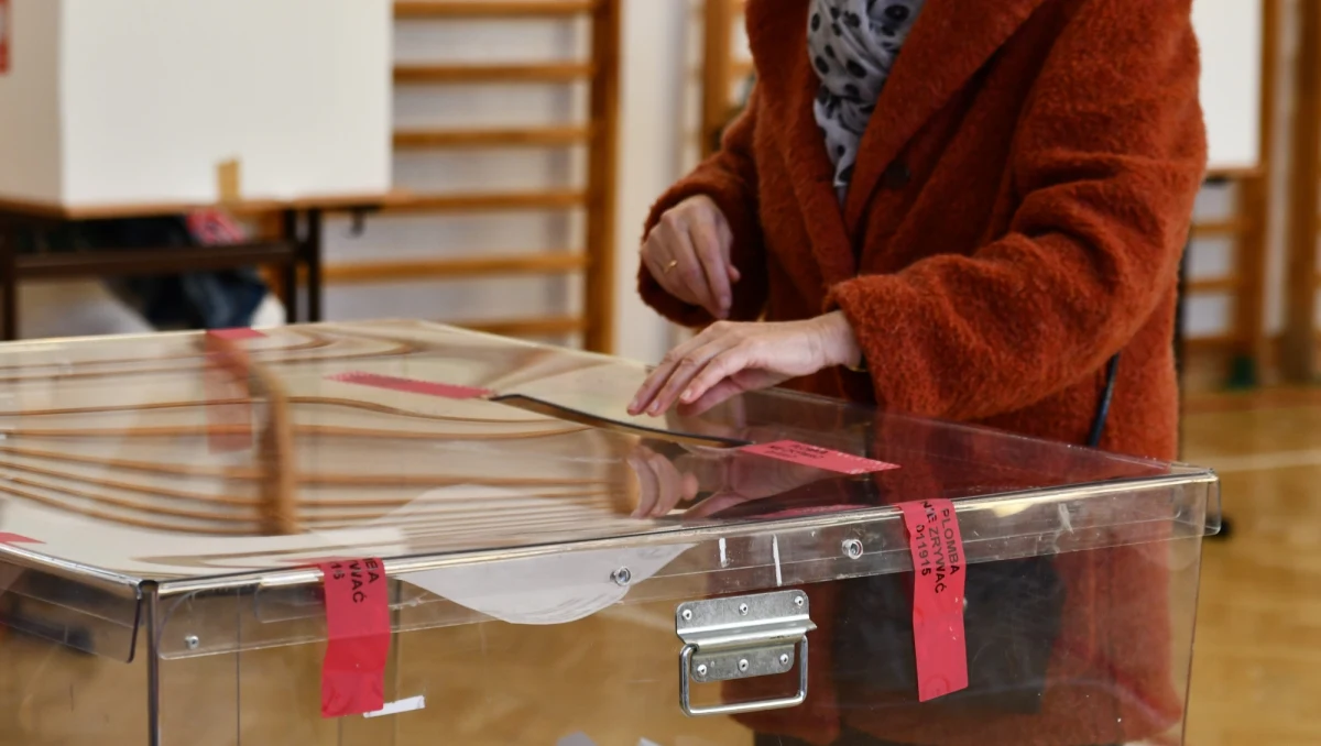 „Wybory to przede wszystkim komisje wyborcze, do których głosy są dostarczane, które liczą te głosy, tworzą protokoły i mają tutaj absolutnie kluczową rolę. Tych komisji wyborczych nie powołuję ani ja, ani żaden inny minister, ani poczta, tylko Państwowa Komisja Wyborcza działając poprzez Krajowe Biuro Wyborcze. Nic się tutaj nie zmienia” – powiedział w Porannej rozmowie w RMF FM minister aktywów państwowych Jacek Sasin.