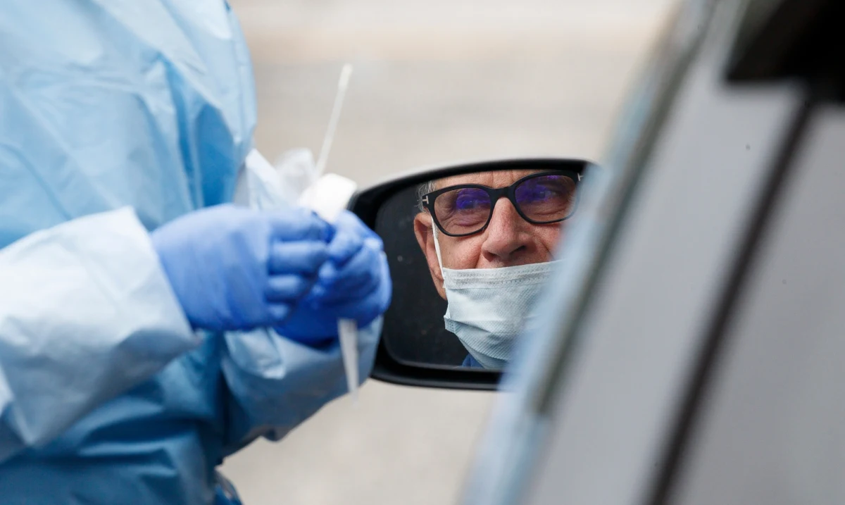 Mamy 166 nowych przypadków zakażenia koronawirusem, zmarły kolejnych 18 osób - podał w czwartek po południu resort zdrowia. Aktualny bilans Ministerstwa Zdrowia to 15 047 zakażonych i 755 zmarłych. Resort poinformował w czwartek również, że wyzdrowiały 4 862 osoby zakażone patogenem. 