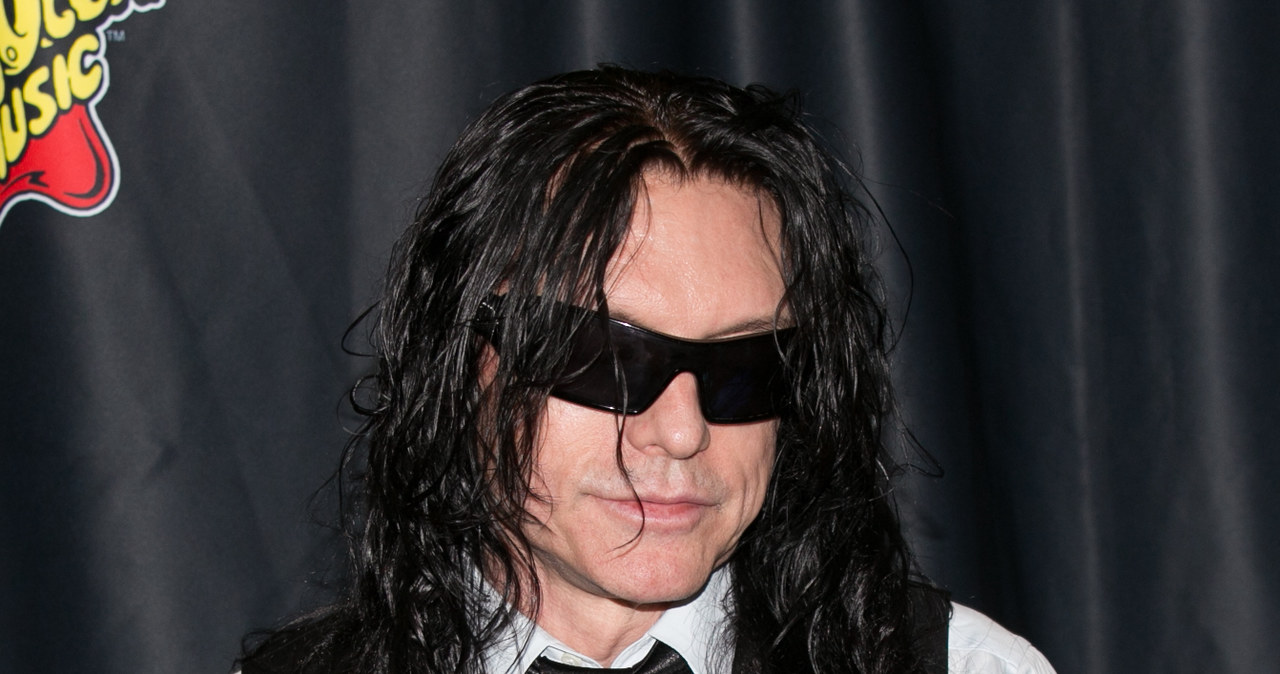 Tommy Wiseau znany jest głównie z wyreżyserowania słabego filmu "The Room". Twórca wstydzi się swojego pochodzenia i próbował zablokować dystrybucję dokumentu, w którym pada informacja, że jest Polakiem. Sąd nie przyznał mu racji i reżyser musi zapłacić wysokie odszkodowanie.