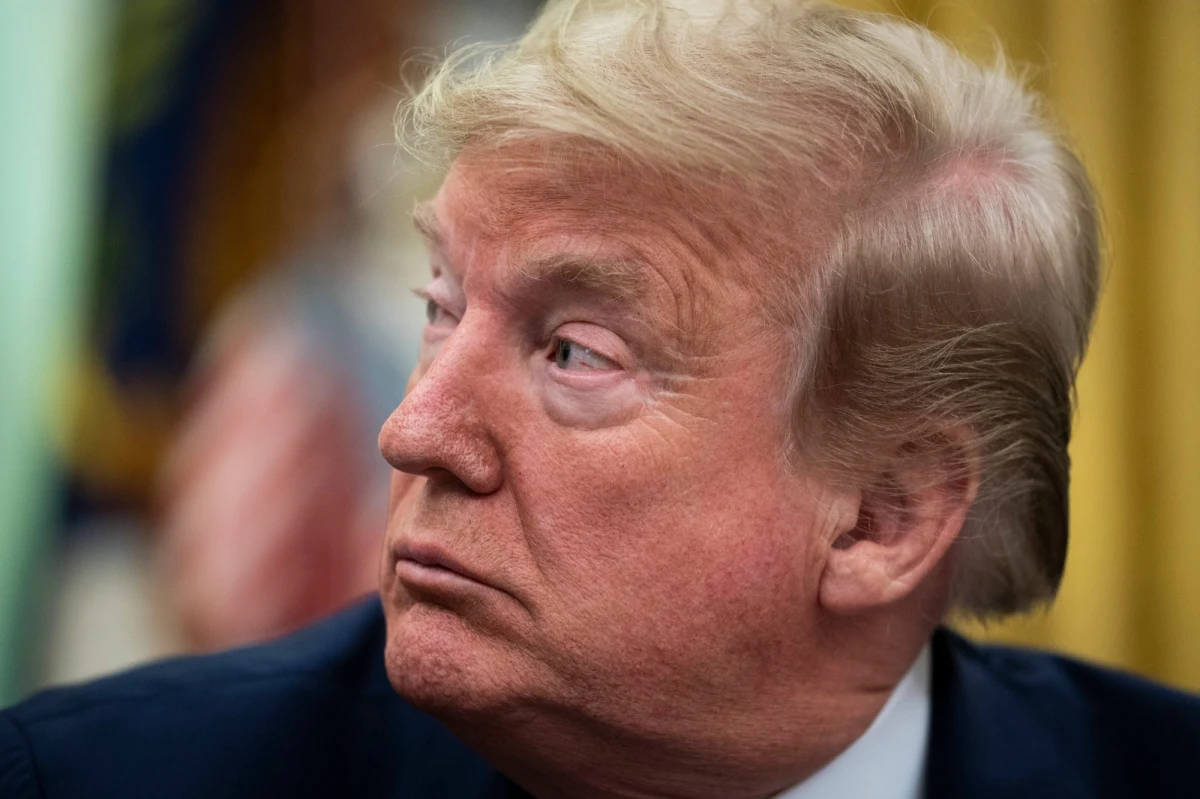 "Wszystko jest pod kontrolą" - mówił w lutym o koronawiursie Donald Trump. Miesiąc później nazwał się "prezydentem czasów wojny", a w maju podróżował już poza Waszyngton. Jego zarządzanie państwem w czasie pandemii całkowicie zdominowało tegoroczną kampanię prezydencką w USA.