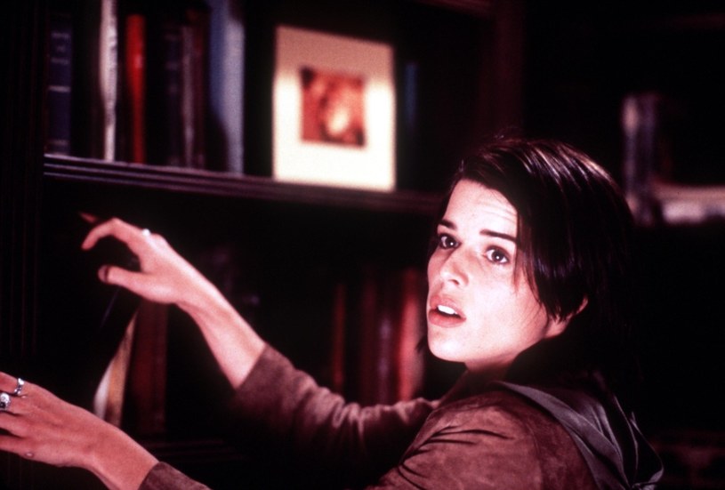 Rola Sidney Prescott w serii filmów "Krzyk" przyniosła Neve Campbell sporą popularność i wciąż jest najbardziej rozpoznawalną w jej karierze. Producenci przygotowywanej właśnie piątej części tego cyklu uznali więc, że aktorka powinna po raz kolejny wcielić się w tę postać. Dlatego od kilku tygodni prowadzą z nią rozmowy i próbują przekonać, by po raz kolejny powróciła do ikonicznej roli.