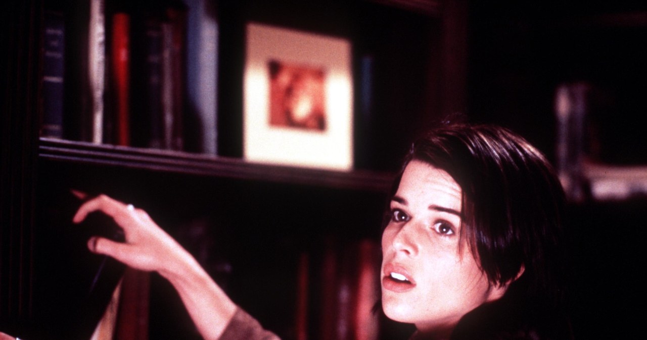 Rola Sidney Prescott w serii filmów "Krzyk" przyniosła Neve Campbell sporą popularność i wciąż jest najbardziej rozpoznawalną w jej karierze. Producenci przygotowywanej właśnie piątej części tego cyklu uznali więc, że aktorka powinna po raz kolejny wcielić się w tę postać. Dlatego od kilku tygodni prowadzą z nią rozmowy i próbują przekonać, by po raz kolejny powróciła do ikonicznej roli.