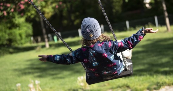 Dzieci ulegają infekcji rzadziej niż dorośli i dotychczasowe dane wskazują na to, że nie odgrywają poważnej roli w rozprzestrzenianiu się koronawirusa na poziomie społeczności - stwierdziła w czwartek ekspertka Światowej Organizacji Zdrowia Catherine Smallwood.