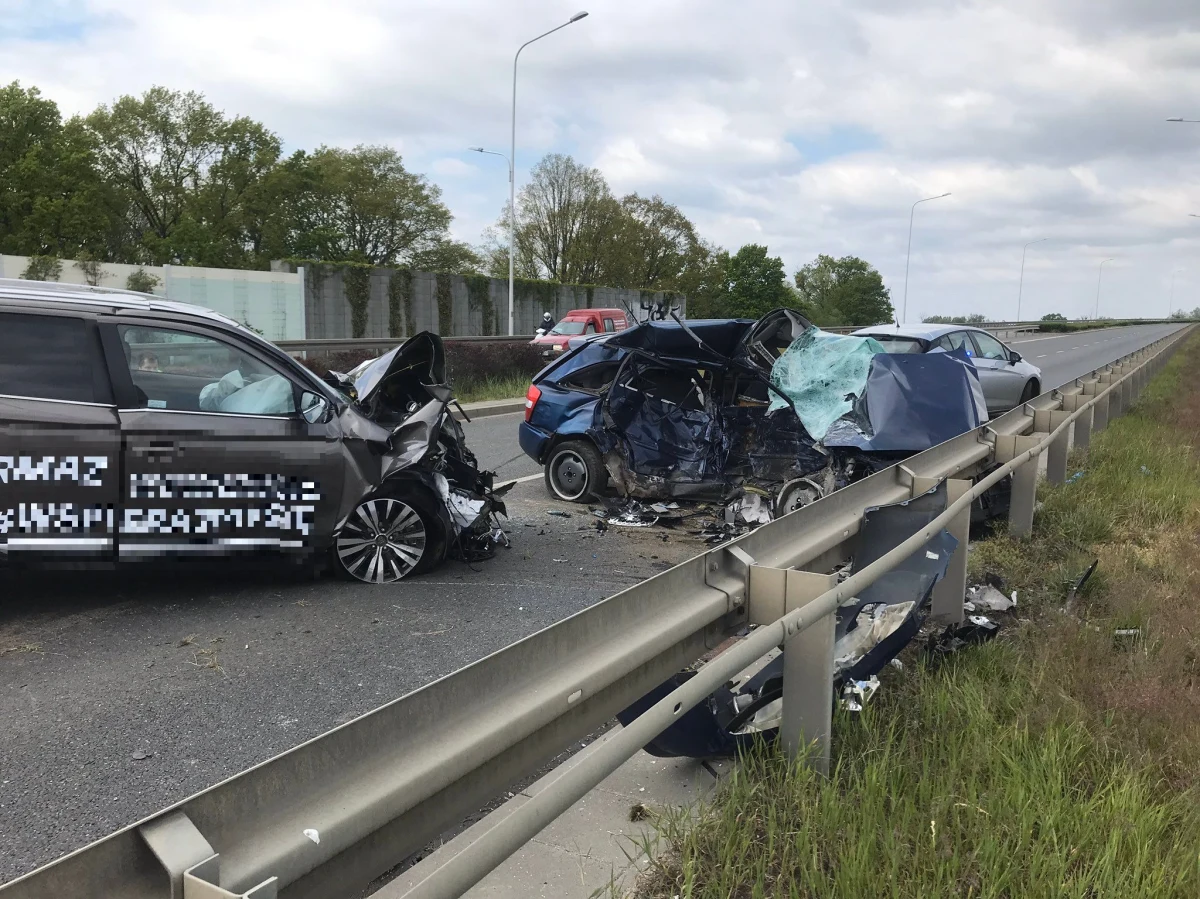 Do śmiertelnego wypadku doszło na alei Jana Nowaka-Jeziorańskiego we Wrocławiu. Zginął 19-letni mężczyzna. Służby wciąż pracują na miejscu. Jezdnia jest zablokowana.