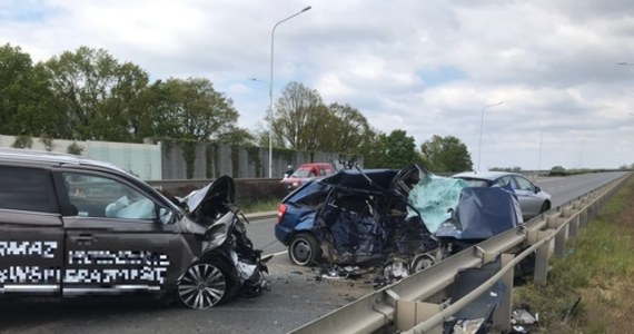 Do śmiertelnego wypadku doszło na alei Jana Nowaka-Jeziorańskiego we Wrocławiu. Zginął 19-letni mężczyzna. Służby wciąż pracują na miejscu. Jezdnia jest zablokowana.