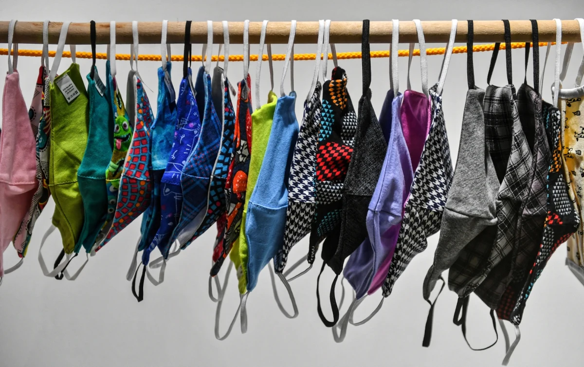 Działanie wysoką temperaturą wydaje się najskuteczniejszym sposobem dezynfekcji maseczek ochronnych N95. Procedura taka zachowuje skuteczność filtracji na pierwotnym poziomie przez ok. 50 cykli - przekonują badacze z USA na łamach periodyku „ACS Nano”.