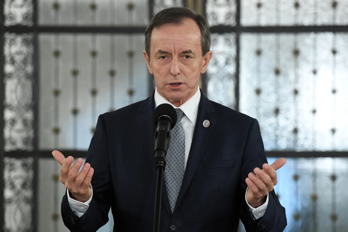 "Jako marszałek Senatu dumny ze swoich senatorów, jestem zadowolony, bo obroniliśmy państwo przed kompromitacją, obroniliśmy instytucje państwa, przywracamy rolę Państwowej Komisji Wyborczej i przesunęliśmy wybory na bezpieczniejszy czas" - podkreślił marszałek Senatu Tomasz Grodzki.