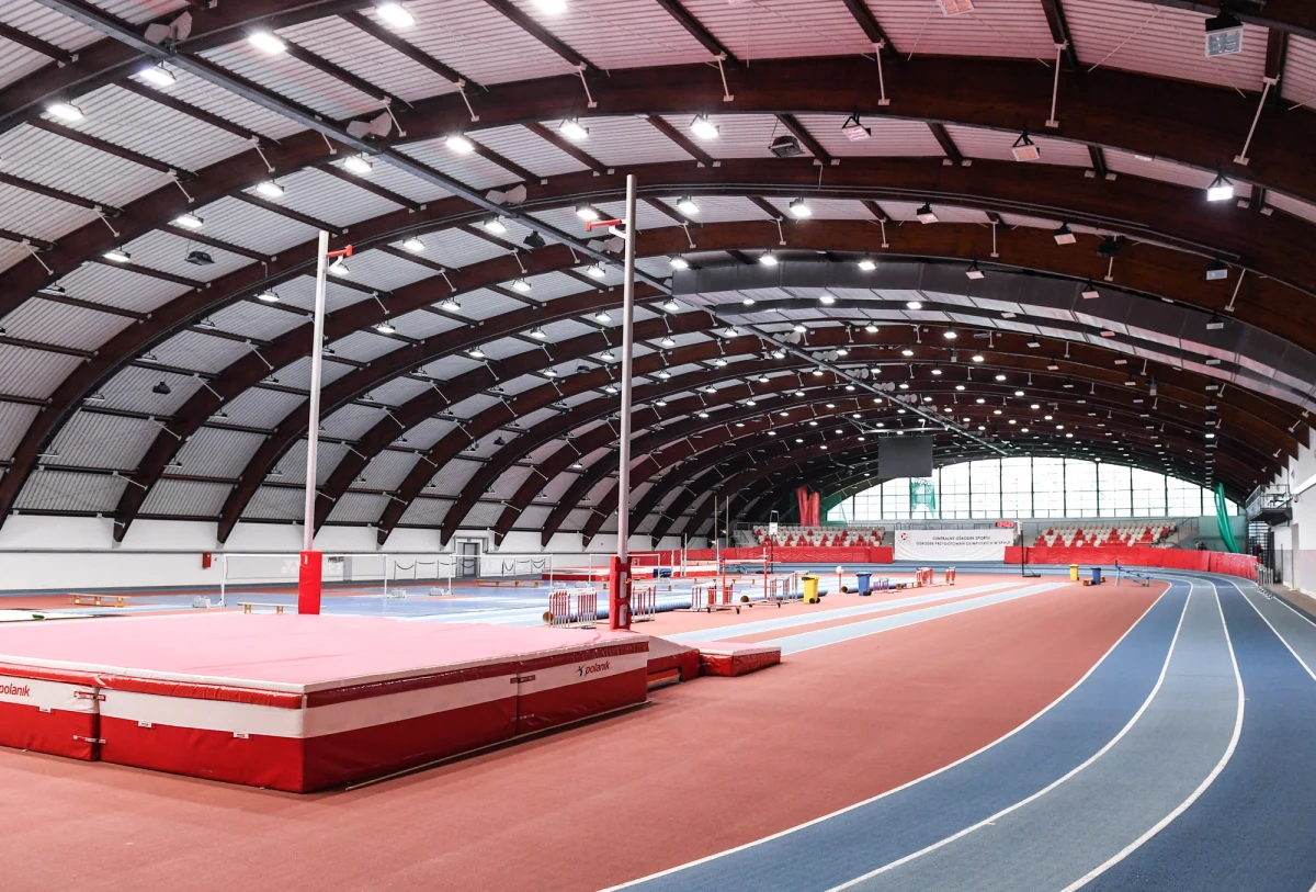 W Spale zamelduje się dziś pierwsza grupa sportowców. Ośrodki Przygotowań Olimpijskich były zamknięte od połowy marca. Jako pierwsza zawodników i zawodniczki przyjmie Spała. Po weekendzie będzie można trenować także w Wałczu. Do Spały przyjadą dziś lekkoatleci, pływacy oraz kadra pięcioboju nowoczesnego. Na miejscu wszyscy przejdą testy na obecność koronawirusa.