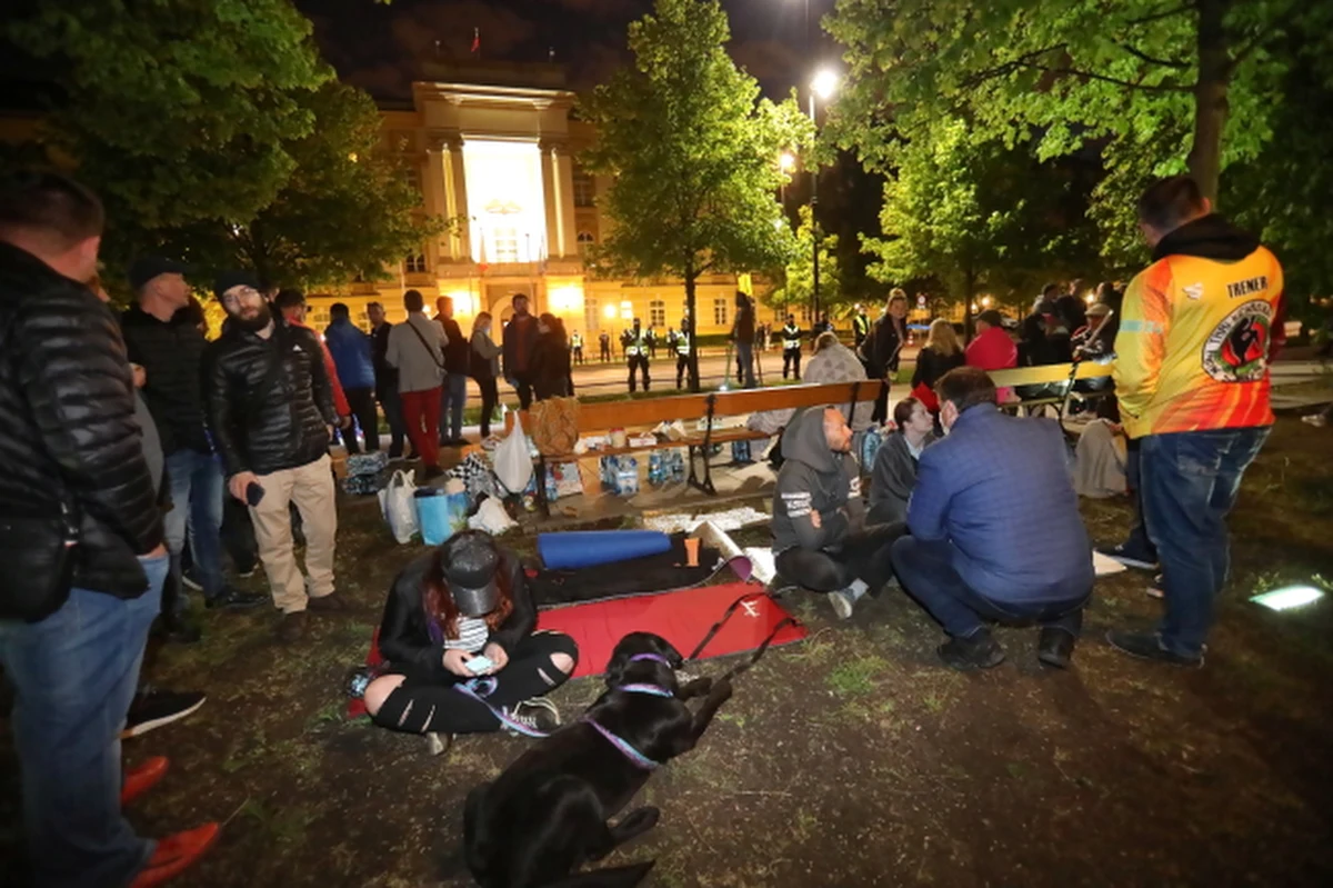 W Warszawie trwa protest przedsiębiorców. Domagają się oni skuteczniejszej pomocy od państwa w czasie pandemii koronawirusa. Najpierw jeździli wokół Ronda Dmowskiego, a później przeszli przed kancelarię premiera. "Zostaniemy tu na noc, do jutra" – zapowiedział jeden z liderów protestu, kandydat na prezydenta Paweł Tanajno. Jeden uczestnik protestu został zatrzymany przez policję.