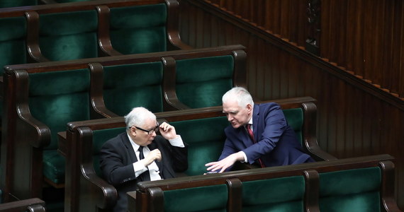 ​Jarosław Kaczyński i Jarosław Gowin wydali w środowy wieczór oświadczenie, zgodnie z którym wybory prezydenckie 10 maja nie odbędą się. Decyzja ta nie została podparta żadnym przepisem prawnym. Nie wiadomo również, kto formalnie podejmie decyzję o odwołaniu wyborów - takich uprawnień nie mają politycy ani PWK. Kluczową rolę w oświadczeniu odgrywa natomiast Sąd Najwyższy, o którego wyroku właściwie już zadecydowano - podkreśla portal Onet.pl.