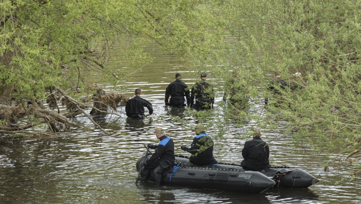 W piątek rano policjanci oraz strażacy wznowili poszukiwania 3,5-letniego chłopca, który w poprzedni poniedziałek zaginął w Nowogrodźcu. W piątek nadal przeczesywany będzie teren wzdłuż Kwisy od Nowogrodźca do Parzyc, sprawdzane będzie też koryto rzeki.