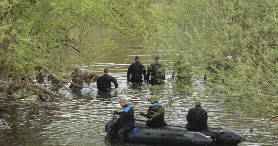 W piątek rano policjanci oraz strażacy wznowili poszukiwania 3,5-letniego chłopca, który w poprzedni poniedziałek zaginął w Nowogrodźcu. W piątek nadal przeczesywany będzie teren wzdłuż Kwisy od Nowogrodźca do Parzyc, sprawdzane będzie też koryto rzeki.