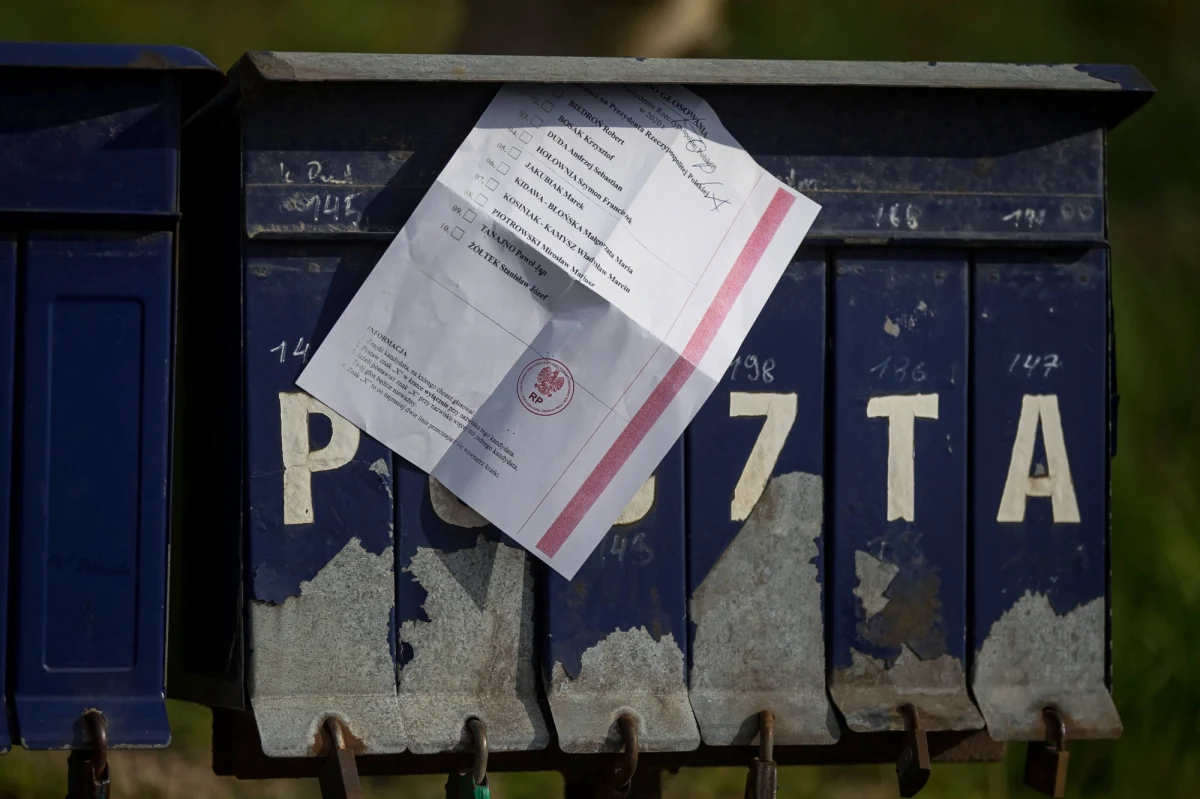 Państwowa Komisja Wyborcza ogłaszając wczoraj, że zarządzone na najbliższą niedzielę głosowanie nie może się odbyć przypomniała, że to Sejm odebrał jej prawne możliwości drukowania kart do głosowania. Chodzi o art. 102 tzw. Tarczy 2.0, uchwalonej 16 kwietnia. Prześledziliśmy losy przepisu, wprowadzonego do Tarczy jako poprawka PiS. Wygląda na to, że nie przeprowadzono nad nim żadnej dyskusji, a część posłów nie miała pojęcia nad czym głosuje.