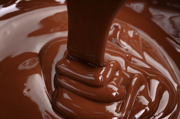 Historia czekolady ma swoje początki wśród Majów, którzy produkowali z niej napój nazywany potocznie „gorzką wodą”. Kakao i czekolada należą do produktów wysokokalorycznych, jednak gorzka czekolada jest produktem o stosunkowo niskim indeksie glikemicznym, dzięki nie podnosi tak szybko cukru we krwi.