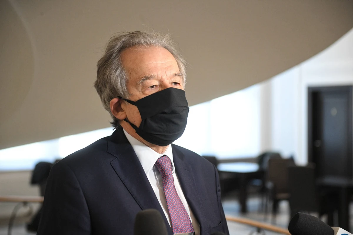 "Uważam, że formalnie cisza wyborcza będzie obowiązywać od północy" - mówi w RMF FM były szef Państwowej Komisji Wyborczej Wojciech Hermeliński. Tymczasem obecna PKW w komunikacie stwierdziła, że cisza wyborcza nie będzie obowiązywała.