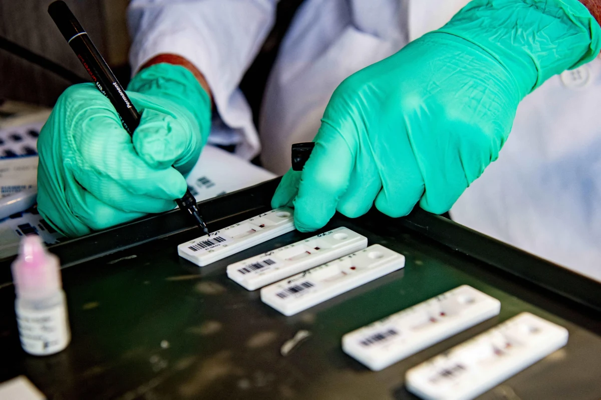 Nie będzie maksymalnej ceny za komercyjne badania wykrywające koronawirusa. Ministerstwo zdrowia, choć zapowiadało takie rozwiązanie, nie wpisało stawki za badanie do nowego rozporządzenia o laboratoriach wykrywających Covid-19.