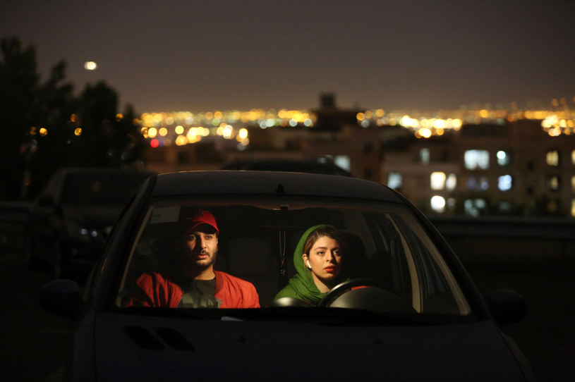 W 1979 roku w wyniku irańskiej rewolucji islamskiej zakazane zostały wszystkie działające w kraju kina samochodowe. Teraz, ponad czterdzieści lat później, zakaz przestał obowiązywać. Powód jest prosty. Pandemia koronawirusa sprawiła, że zorganizowane na terenie parkingu w Teheranie prowizoryczne kino samochodowe to jedyne miejsce w Iranie, gdzie można zobaczyć film w towarzystwie innych widzów.