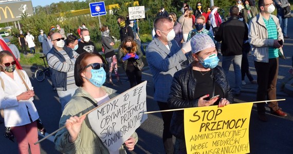 Rozdzieleni kordonem służb mundurowych po polskiej i niemieckiej stronie granicy protestowali w Lubieszynie pod Szczecinem transgraniczni pracownicy służby zdrowia. Domagają się zniesienia obowiązkowej kwarantanny po wjeździe do Polski.