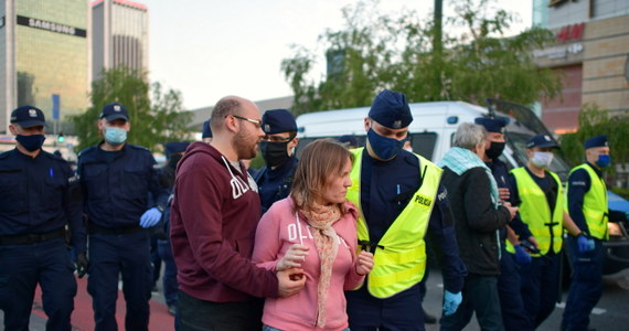 W Warszawie w piątek odbył się kolejny protest przedsiębiorców. Po czwartkowej samochodowej demonstracji, w piątek wiele osób zebrało się na placu przed wejściem do stacji Metra Centrum. Dwóch interweniujących policjantów zostało rannych. Zatrzymano więcej osób niż w czasie czwartkowego protestu.