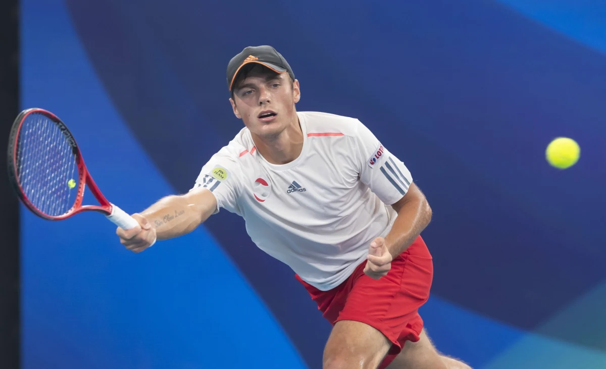 Kamil Majchrzak wrócił do treningów. Polski tenisista może już trenować na otwartych kortach, ale w ścisłym reżimie sanitarnym. Majchrzak rozpoczął przygotowania do restartu sezonu, choć ten ruszy na razie tylko w Polsce. O treningach w czasach pandemii i o powrocie do rywalizacji sportowej z Kamilem Majchrzakiem rozmawiał Paweł Pawłowski.