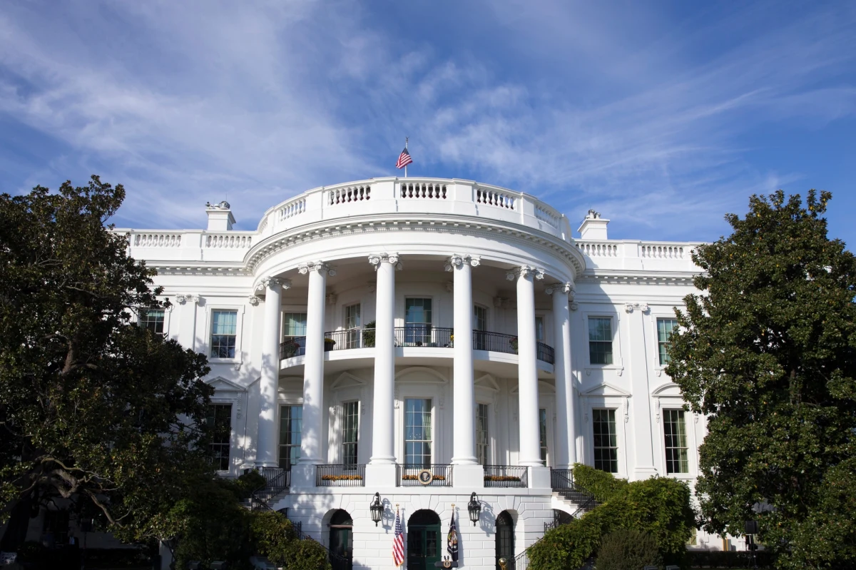 Stephen Hahn, szef Agencji Kontroli Leków i Żywności (FDA), który odpowiada m.in. testy na obecność SARS-CoV-2, przejdzie kwarantannę w związku z tym, że miał kontakt z osobą zakażoną SARS-CoV-2 - podał rzecznik agencji Michael Felberbaum. Wcześniej prezydent USA Donald Trump poinformował, że sekretarz prasowa wiceprezydenta Mika Pence'a Katie Miller oraz jej mąż, doradca prezydenta Donalda Trumpa ds. migracji - Stephen Miller, są zakażeni.