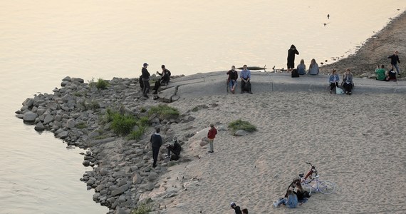 Zobaczymy, jak wygląda opanowanie ognisk zakażenia koronawirusem na Śląsku i wtedy będziemy decydowali, czy robimy dwie prędkości luzowania obostrzeń związanych z epidemią, czy w całej Polsce te działania będą takie same - stwierdził minister zdrowia Łukasz Szumowski.