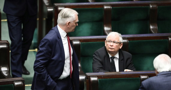 Pożar w koalicji ugaszony: plan nagłego zwołania wyborów prezydenckich na 23 maja jest nieaktualny - dowiadują się nieoficjalnie dziennikarze RMF FM. Przypomnijmy, Prawo i Sprawiedliwość zagroziło Porozumieniu Jarosława Gowina zorganizowaniem głosowania już za dwa tygodnie, co oznaczałoby złamanie porozumienia zawartego przed kilkoma dniami przez Jarosława Kaczyńskiego i Jarosława Gowina - a w odpowiedzi Porozumienie groziło wyjściem z koalicji rządowej. Po południu w siedzibie Prawa i Sprawiedliwości przy ul. Nowogrodzkiej w Warszawie zwołano pilne spotkanie władz Zjednoczonej Prawicy. Ostatecznie trwające niemal cały dzień przeciąganie liny pomiędzy Jarosławem Kaczyńskim a Jarosławem Gowinem zakończyło się ugodą. Przynajmniej na razie.