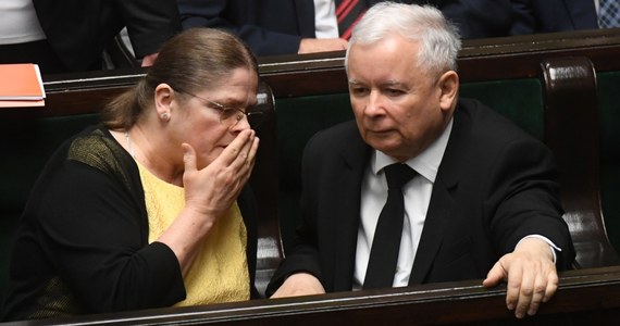 "Jest przesilenie polityczne i rządowe. Wybory najprawdopodobniej 23 maja" - ogłosiła w sobotnie popołudnie na Twitterze Krystyna Pawłowicz, była posłanka PiS, a obecnie sędzia Trybunału Konstytucyjnego. Jej post potwierdzał doniesienia RMF FM o sporze ws. wyborów prezydenckich pomiędzy Prawem i Sprawiedliwością a Porozumieniem: według naszych ustaleń, Jarosław Kaczyński zagroził Jarosławowi Gowinowi przeprowadzeniem głosowania już 23 maja, na co lider Porozumienia odpowiedział groźbą wyjścia z koalicji rządowej. Ostatecznie, po pilnym spotkaniu na Nowogrodzkiej najważniejszych ludzi Zjednoczonej Prawicy, kryzys zażegnano.