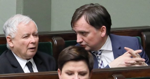 Solidarna Polska Zbigniewa Ziobry włączyła się w konflikt ws. wyborów prezydenckich, jaki rozgorzał między Prawem i Sprawiedliwością a Porozumieniem Jarosława Gowina - to nieoficjalne ustalenia dziennikarzy RMF FM. Środowisko Ziobry oskarżane jest o antagonizowanie Mateusza Morawieckiego i Jacka Sasina oraz podsycanie wątpliwości ws. przesunięcia wyborów na termin późniejszy niż majowy.