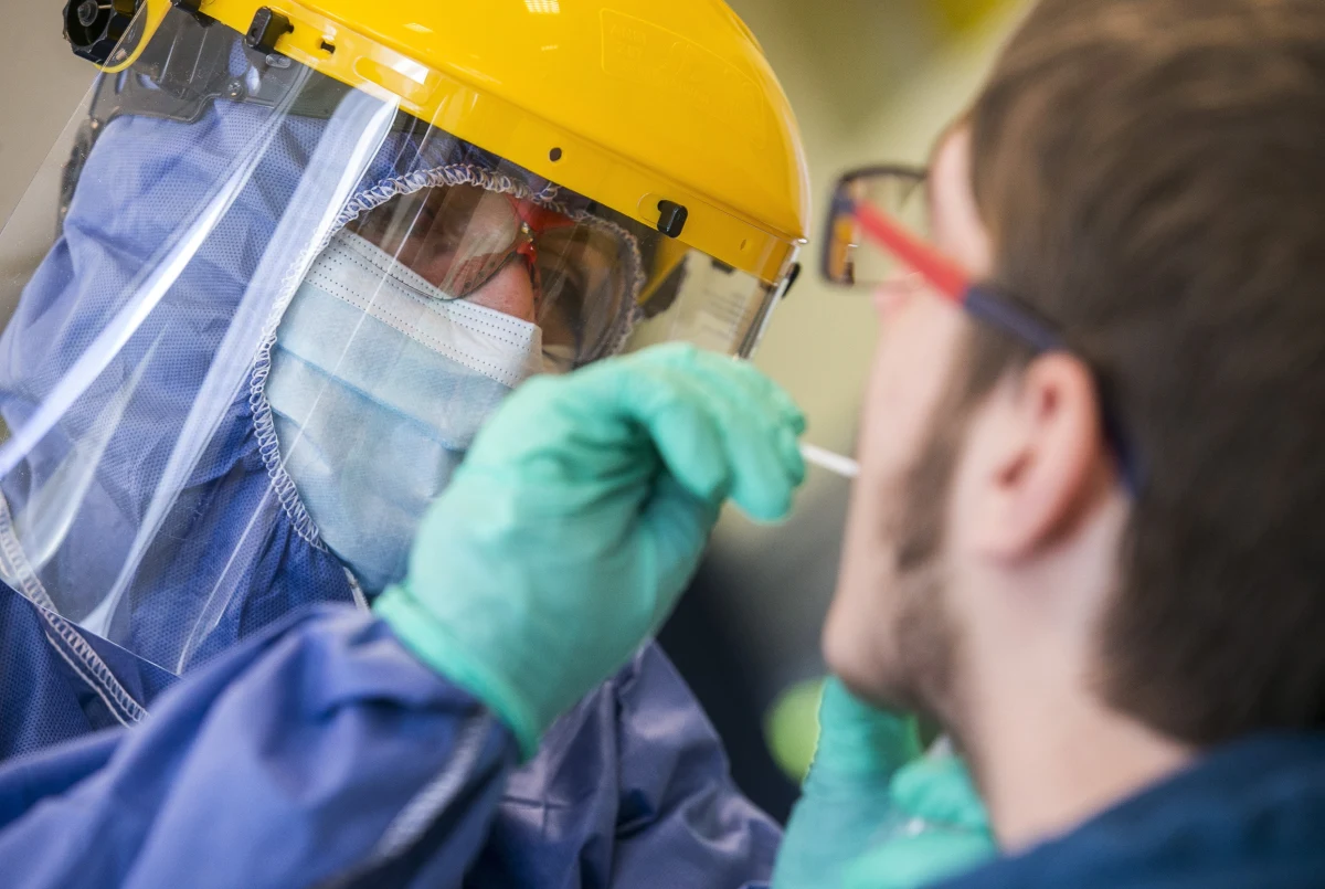 Amerykańska Agencja Kontroli Leków i Żywności (FDA) zatwierdziła nowy typ szybkich testów na obecność koronawirusa. Są to testy antygenowe opracowane przez koncern Quidel Corp., dające wynik w 15 minut.