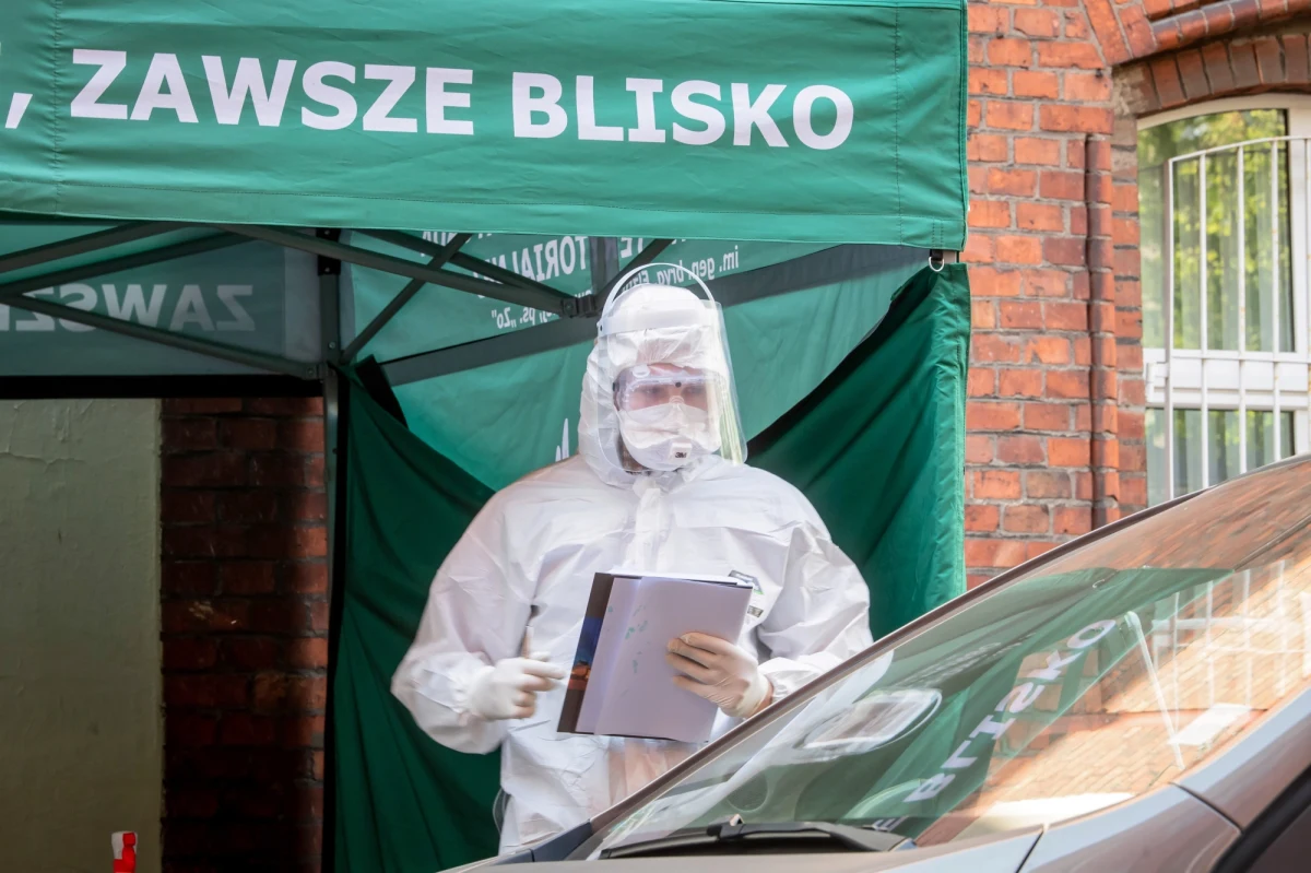 W niedzielę Ministerstwo Zdrowia poinformowało o 345 nowych potwierdzonych zakażeniach koronawirusem w Polsce. Aż połowa nowych przypadków zarejestrowana została w Śląskiem. Resort przekazał również informację o śmierci kolejnych 15 zakażonych osób. Aktualny bilans epidemii w naszym kraju mówi więc o 15 996 przypadkach infekcji i 800 ofiarach śmiertelnych. Wyzdrowiało już natomiast 5 698 zakażonych SARS-CoV-2.