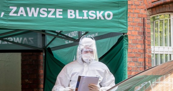 W niedzielę Ministerstwo Zdrowia poinformowało o 345 nowych potwierdzonych zakażeniach koronawirusem w Polsce. Aż połowa nowych przypadków zarejestrowana została w Śląskiem. Resort przekazał również informację o śmierci kolejnych 15 zakażonych osób. Aktualny bilans epidemii w naszym kraju mówi więc o 15 996 przypadkach infekcji i 800 ofiarach śmiertelnych. Wyzdrowiało już natomiast 5 698 zakażonych SARS-CoV-2.