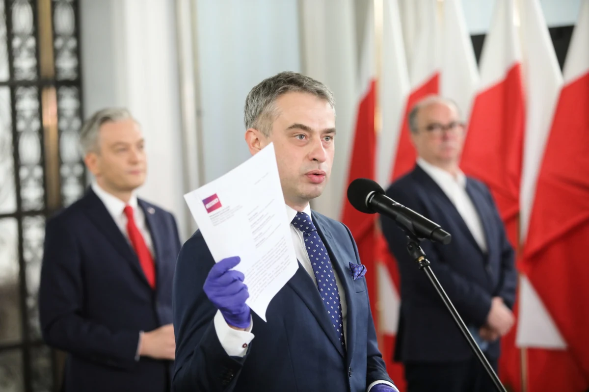 Lewica proponuje wszystkim klubom parlamentarnym rozmowy przy okrągłym stole ws. przeprowadzenia wyborów. Spotkanie miałoby odbyć się w środę 13 maja. Chcemy spotkania, które pozwoli zastanowić się jak przeprowadzić uczciwe i rzetelne wybory - powiedział szef klubu Lewicy Krzysztof Gawkowski.