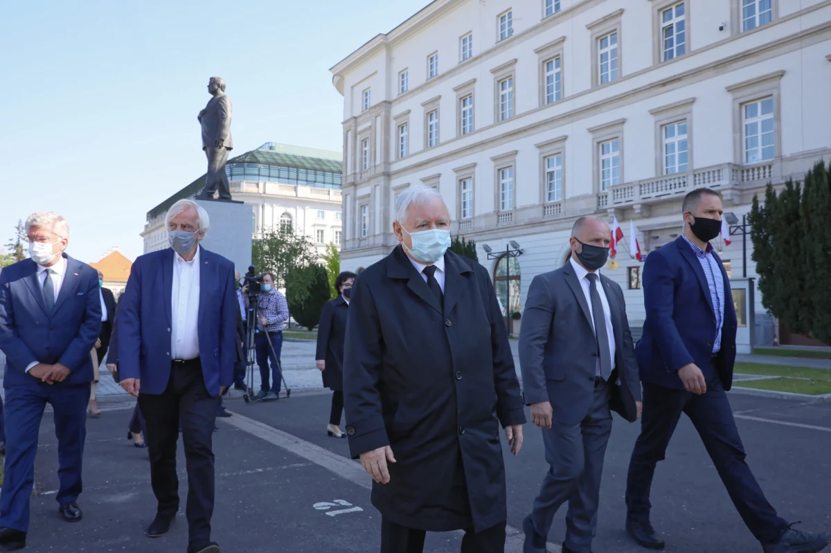 Prawo i Sprawiedliwość będzie szukać poza swoim obozem sojuszników dla przeprowadzenia powtórzonych wyborów prezydenckich w czerwcu, lipcu lub sierpniu. Konieczne będzie sięgnięcie albo po zewnętrznych ekspertów albo - co może być najtrudniejsze - przekonanie opozycji do współpracy. To najnowsze doniesienia z obozu Zjednoczonej Prawicy.