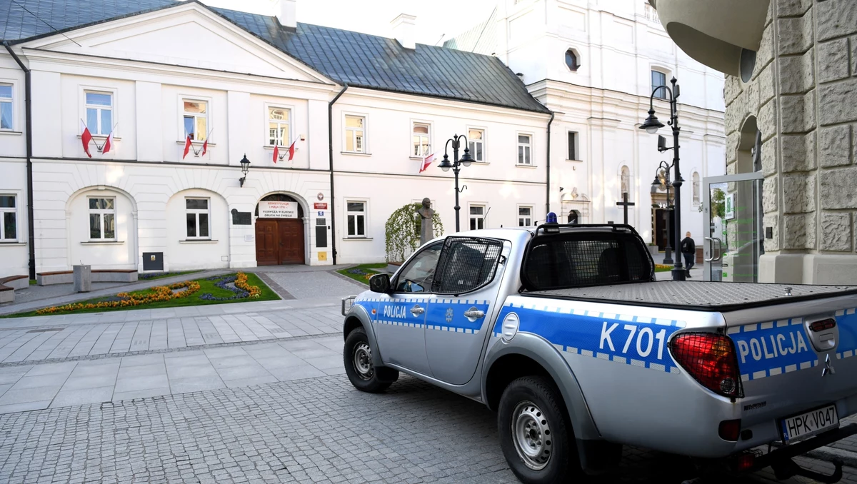 Za serią fałszywych alarmów bombowych podczas zeszłorocznych egzaminów maturalnych stoją rosyjskie specsłużby. Jak dowiedzieli się reporterzy śledczy RMF FM, takie są pierwszoplanowe ustalenia polskich śledczych badających ten internetowy atak. Przypomnijmy, że w trakcie egzaminów maturalnych maile z groźbami dotarły do prawie 700 szkół w całej Polsce.