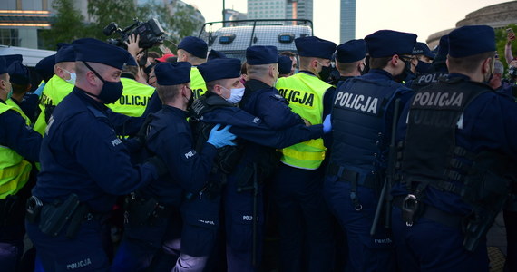 Policja poszukiwała mężczyzny, który uszkodził radiowóz podczas piątkowego protestu przedsiębiorców w Warszawie. Jego wizerunek zarejestrowały kamery. Mężczyzna zgłosił się na policję.