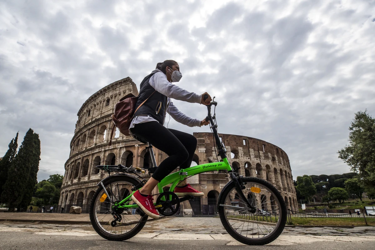 We Włoszech zmarło ostatniej doby 165 zakażonych koronawirusem - podała w niedzielne popołudnie włoska Obrona Cywilna. Tym samym całkowita liczba ofiar śmiertelnych pandemii w tym kraju wzrosła do 30 560. Jest jednak i dobra wiadomość: ta najnowsza liczba śmiertelnych przypadków zarejestrowanych w ciągu doby jest najniższą od 14 marca.