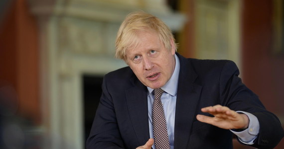 Brytyjski premier Boris Johnson przedstawił plan stopniowego i warunkowego znoszenia w Anglii ograniczeń wprowadzonych w celu zatrzymania epidemii koronawirusa. "To nie jest czas, by po prostu zakończyć w tym tygodniu kwarantannę. Zamiast tego podejmujemy pierwsze ostrożne kroki, by zmodyfikować nasze działania" - oświadczył Johnson w wieczornym przemówieniu telewizyjnym.